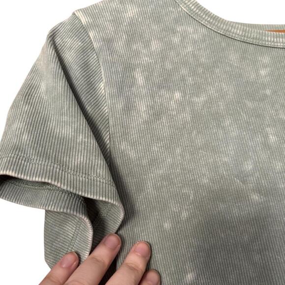 A cropped short sleeve ribbed t shirt - Picture 2 of 3